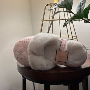 Victoria's Secret Pink Knit Slippers with White Faux Fur